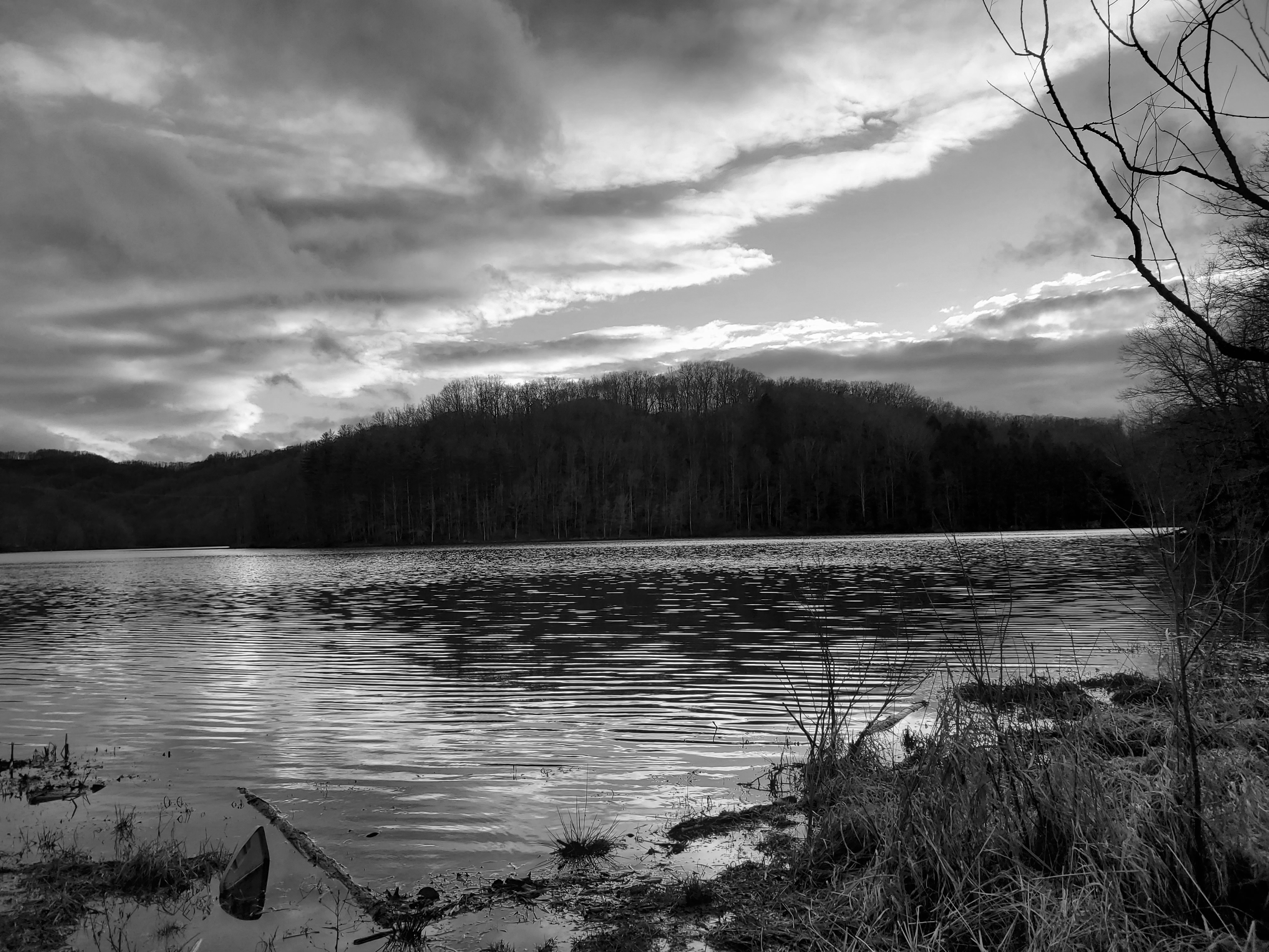 A picture of a lake.